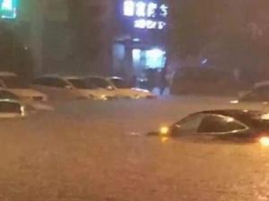6月18日泸州暴雨内涝 四川11市有暴雨泸州城区多处内涝车辆遭淹（图）